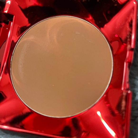 KVD 225 Rich Deep Lock-It Powder Foundation - Picture 3 of 6